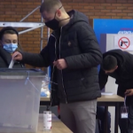 Kosovo, cittadini ai seggi a Pristina per le elezioni anticipate