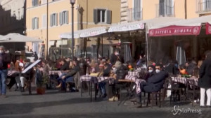 Folla nelle piazze e nei ristoranti nel giorno di San Valentino