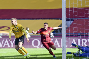 Jordan Veretout esulta dopo il gol 1-0