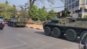 Carri armati per le strade di Yangon