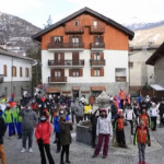 Stop allo sci: flash mob di protesta a Bardonecchia contro la chiusura degli impianti
