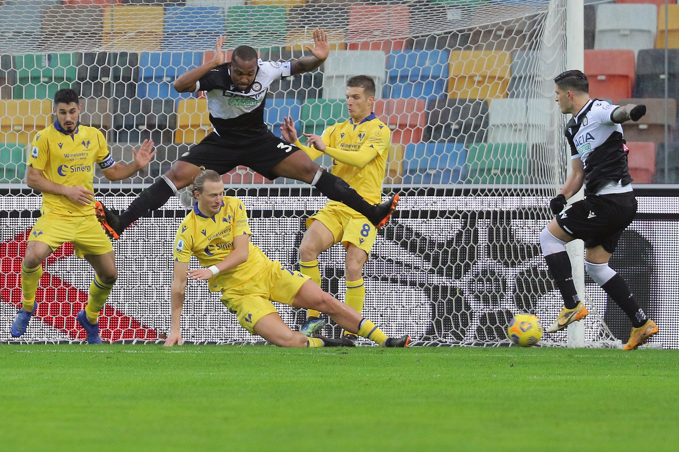 Serie A, il Verona doma il Parma in rimonta