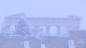 Atene sommersa dalla neve