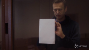 Navalny in aula dopo l'accusa di diffamazione