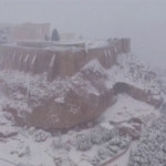 Nevicata ad Atene: il drone mostra l’Acropoli imbiancata