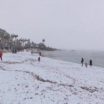 Grecia, la neve arriva anche in spiaggia: palle di neve in riva al mare