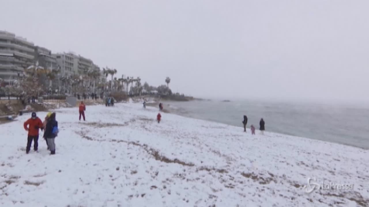 Grecia, la neve arriva anche in spiaggia: palle di neve in riva al mare