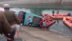 Autobus cade in un canale in India