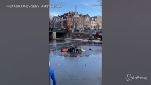 Amsterdam: il ghiaccio si rompe, pattinatori finiscono in acqua