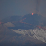 Sicilia, spettacolare eruzione dell’Etna: colonna di cenere e fumo alta più di 1 km