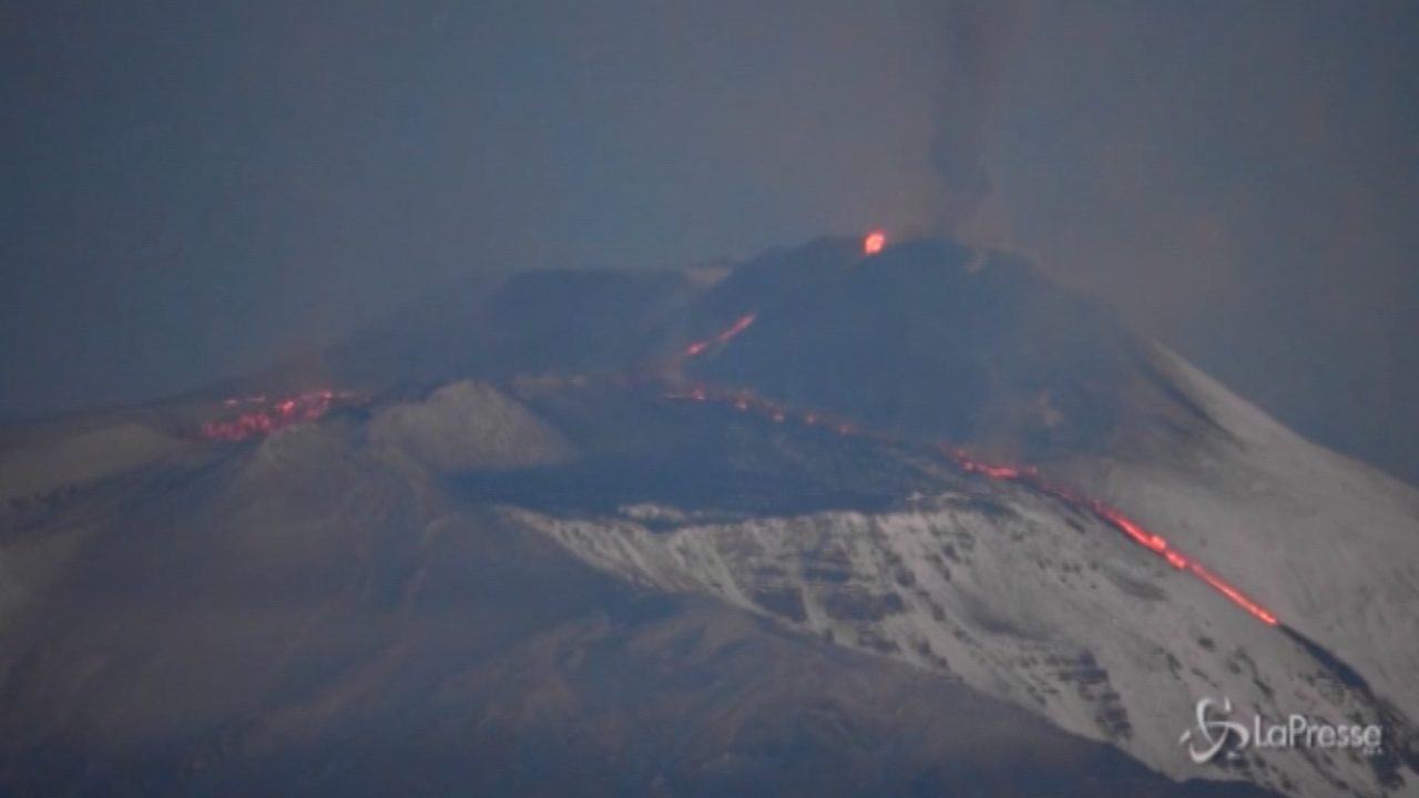 Sicilia, spettacolare eruzione dell’Etna: colonna di cenere e fumo alta più di 1 km