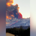 Sicilia, Etna erutta: fumo e lingue di fuoco nel cielo dopo l’esplosione