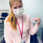 Covid, la figlia di Bill Gates si vaccina: “Sfortunatamente non hanno impiantato mio padre nel mio cervello”