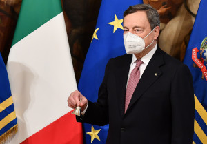 Mario Draghi e Giuseppe Conte a palazzo Chigi per la cerimonia della campanella