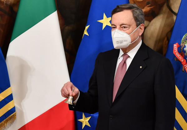Mario Draghi e Giuseppe Conte a palazzo Chigi per la cerimonia della campanella