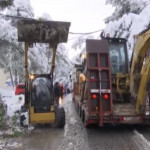 Atene: troppa neve, anche i bulldozer usati per spalare e liberare le strade
