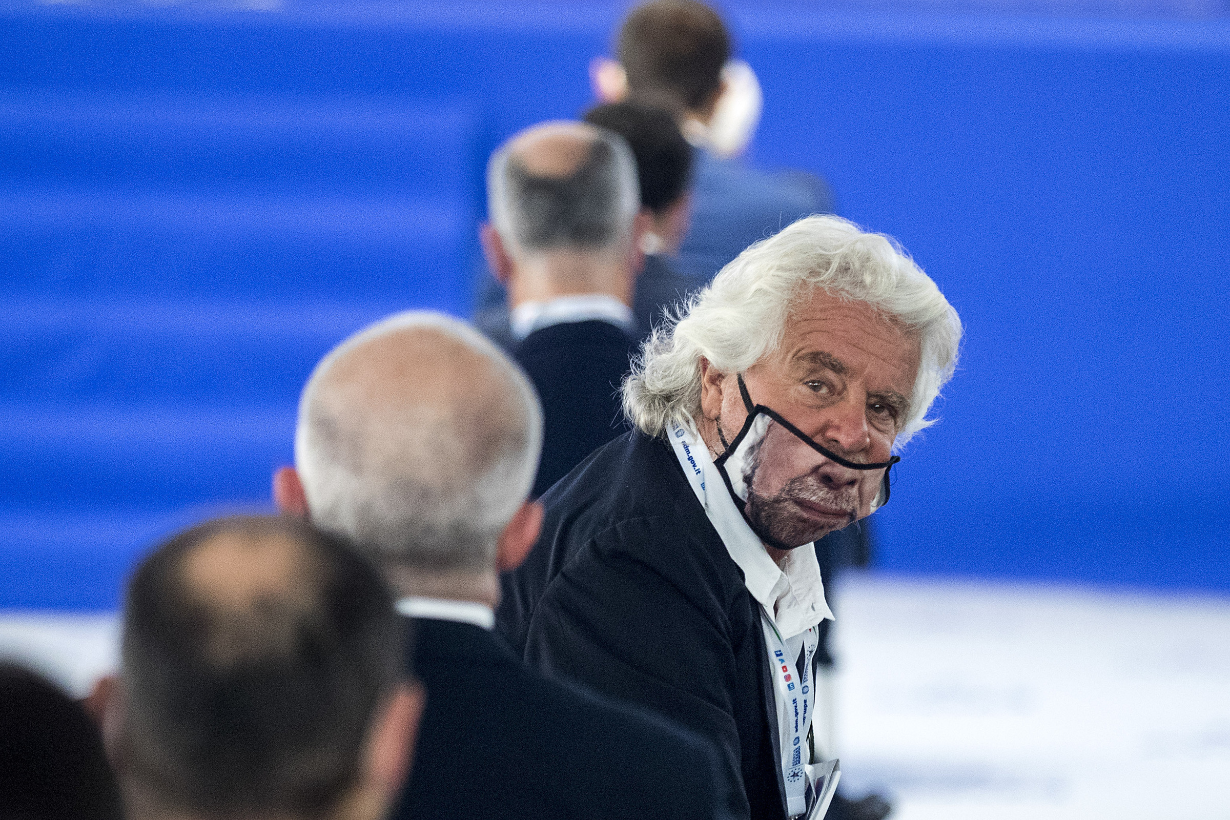 M5S, Crimi: “I senatori che hanno votato No a fiducia espulsi”. Grillo in vista del voto alla Camera: “Non siamo più marziani”