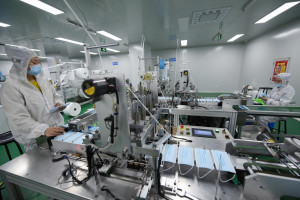 Linea di produzione di mascherine presso un'azienda di forniture mediche in provincia di Hebei in Cina