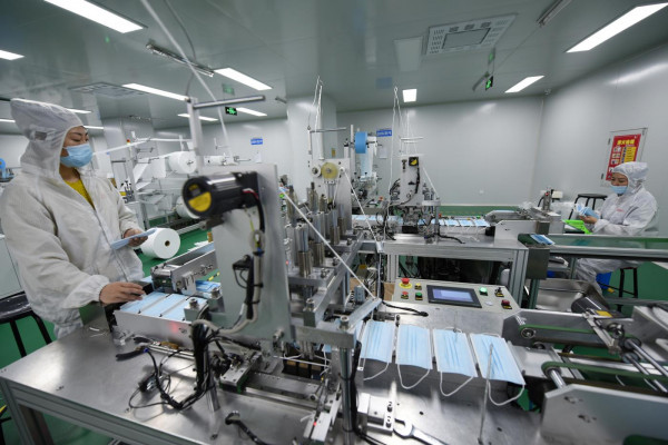 Linea di produzione di mascherine presso un'azienda di forniture mediche in provincia di Hebei in Cina