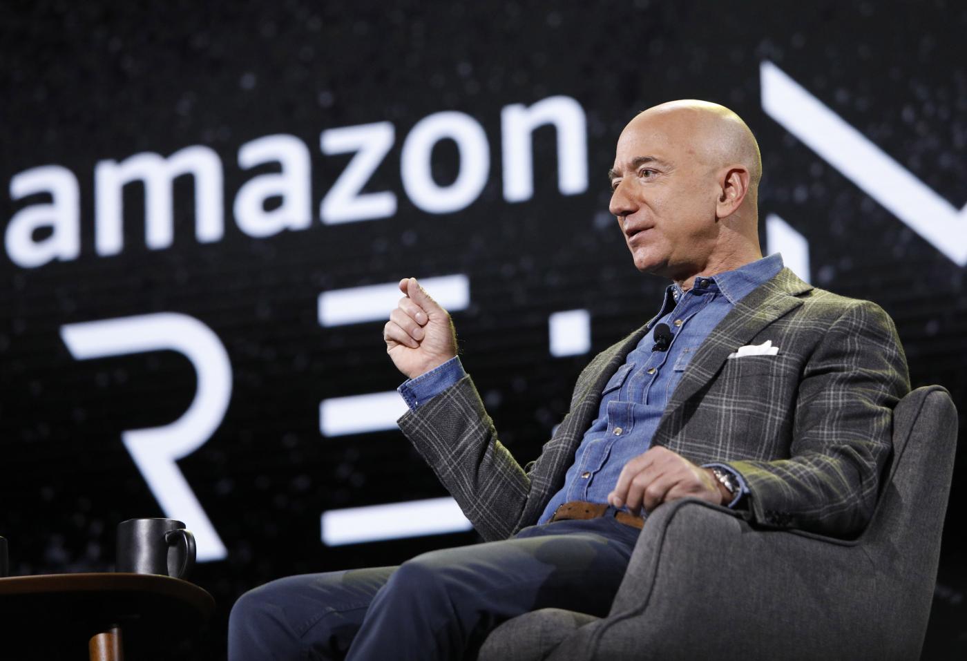 Jeff Bezos scala la classifica dei ‘paperoni’ e torna in vetta, davanti a Elon Musk