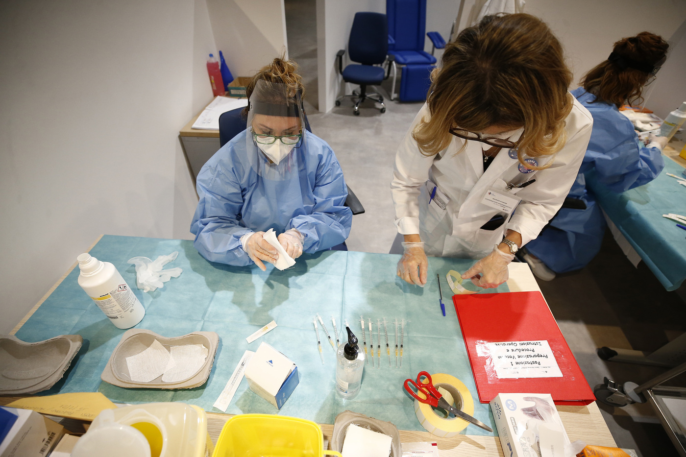 Coronavirus, Ue lancia strategia contro le varianti. Più dosi da Moderna e Pfizer