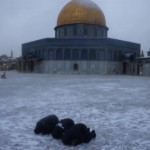 Gerusalemme, la cupola d’oro della Moschea della Roccia imbiancata dalla neve