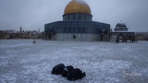 Cupola d'oro della Moschea della Roccia imbiancata dalla neve