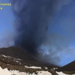 Eruzione dell’Etna, il soccorso alpino sulle cime innevate vicino al cratere