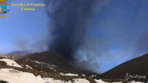 Eruzione dell'Etna, soccorso alpino sulle cime innevate