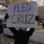 Texas, proteste davanti a casa del senatore Cruz: “Scappato in Messico come un codardo”