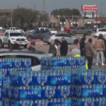 Usa, lunghe code a Houston a causa della crisi idrica: manca acqua potabile