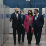 Usa, Biden visita uno degli stabilimenti Pfizer in cui si produce il vaccino