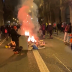 Barcellona, fuoco in città e vetrine rotte: proseguono gli scontri dopo l’arresto di Hasel
