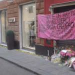 Omicidio Genova, fiori e uno striscione davanti al negozio di Clara