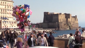 Folla sul lungomare in Campania
