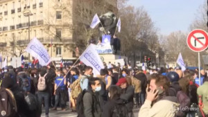 Manifestazione a sostegno del gruppo anti-migranti a Parigi