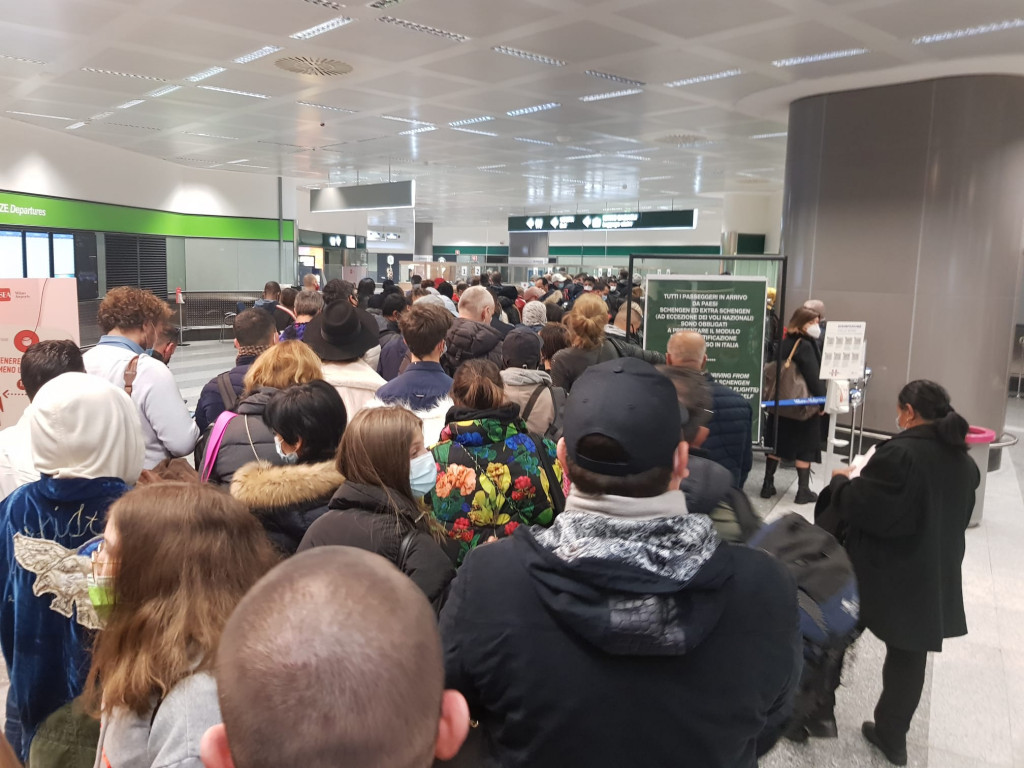 Galleria foto 'Milano: all’aeroporto di Malpensa code e assembramenti | GALLERY' - foto 2