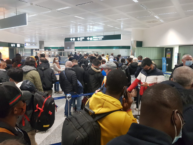 Milano: all'aeroporto di Malpensa code e assembramenti