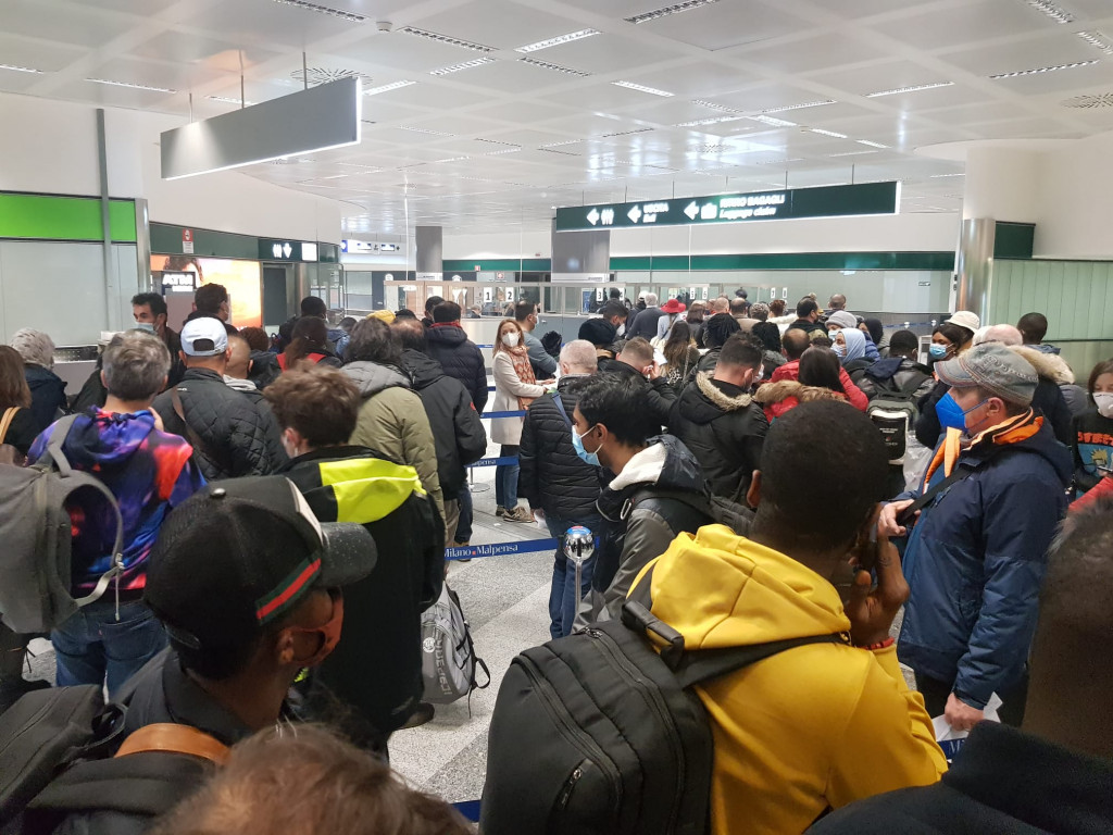 Galleria foto 'Milano: all’aeroporto di Malpensa code e assembramenti | GALLERY' - foto 3
