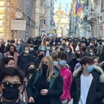 Coronavirus, allerta assembramenti: ressa in strada nelle grandi città