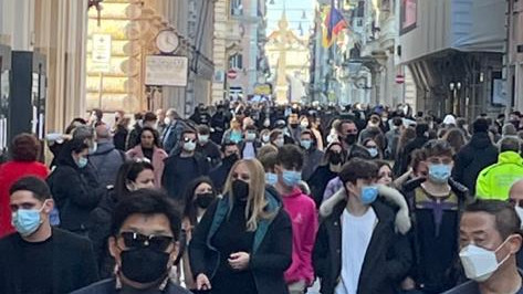 Coronavirus, allerta assembramenti: ressa in strada nelle grandi città Coronavirus, allerta assembramenti: ressa in strada nelle grandi città