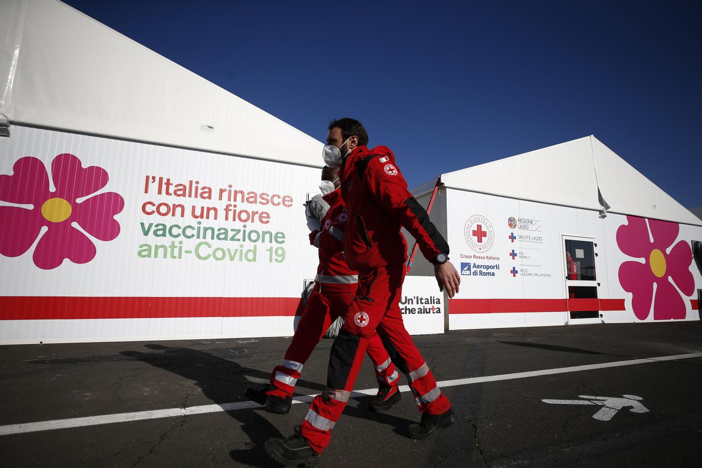 Vaccini, AstraZeneca taglia del 10% la consegna di dosi alle Regioni Vaccini, AstraZeneca taglia del 10% la consegna di dosi alle Regioni