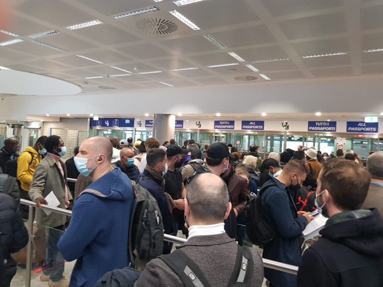 Milano: all’aeroporto di Malpensa code e assembramenti