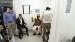 Il premier australiano si vaccina in diretta