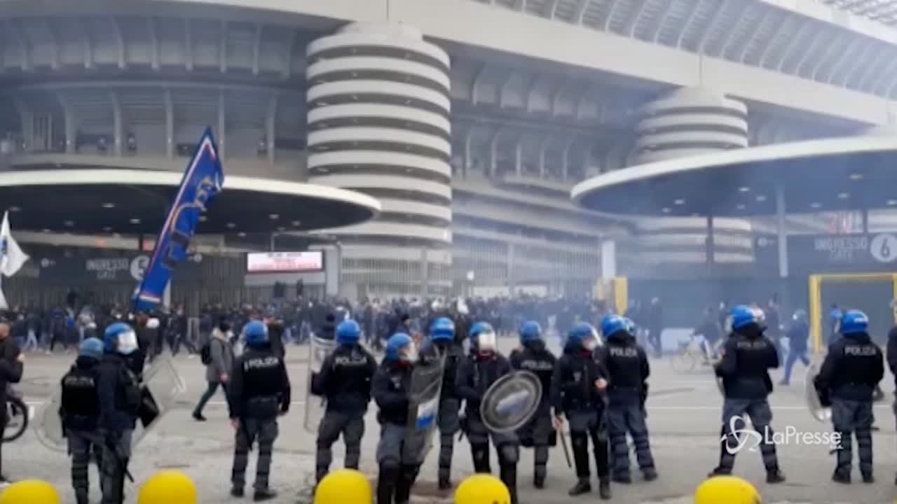 Tensione pre Derby, migliaia di tifosi assembrati in barba ai divieti Tensione pre Derby, migliaia di tifosi assembrati in barba ai divieti