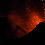 Nuovo spettacolo dell’Etna: getti di lava nella notte
