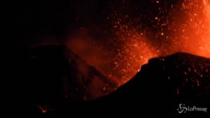Eruzione Etna, getti di lava nella notte