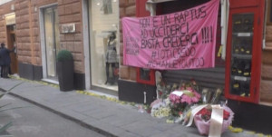 Fiori e mimose per Clara, uccisa all’interno del suo storico negozio di pantofole a Genova