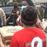 Ondata di gelo in Texas, consegnate pizze e acqua agli abitanti