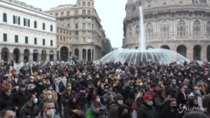Protesta in piazza De Ferrari contro le restrizioni anti Covid